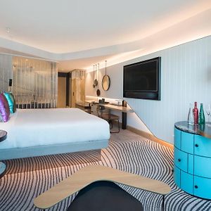 Zimmer mit Kingsize-Bett